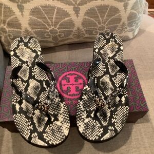 Tory Burch black and white flip flop size 5